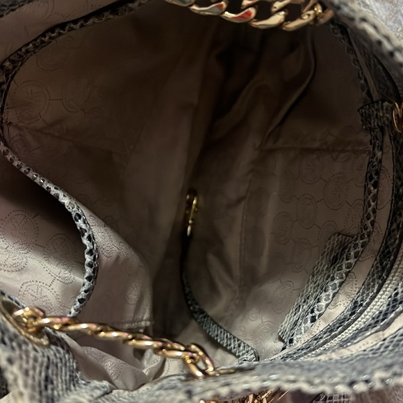 Micheal kors bag cross and shoulder bag - Picture 6 of 14